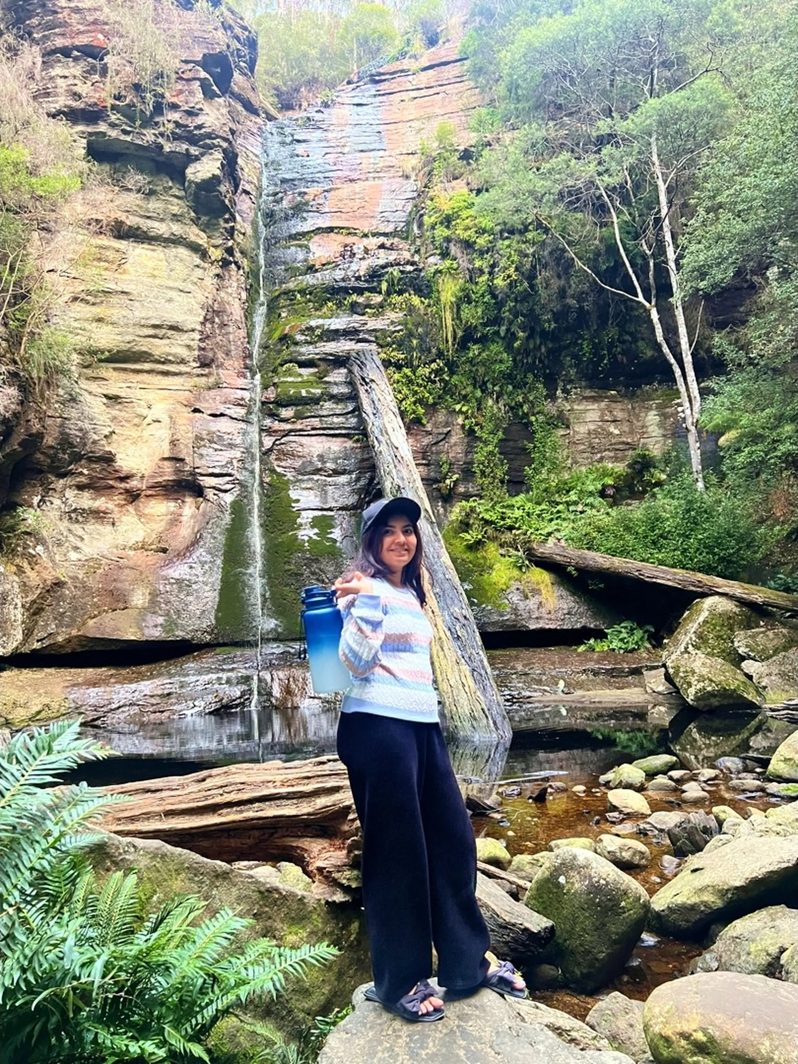 Snug Falls finally appeared unexpectedly. Though smaller than imagined, Wai Wai noodles, endless jokes, group photos, and laughter echoing through the gorge stole the show.